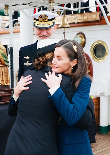 El Rey Felipe VI, La Reina Letizia y la Princesa Leonor durante la despedida del buque Juan Sebastián de Elcano a 11 de Enero de 2025 en Cádiz (España).