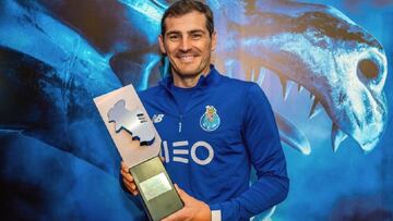 Casillas posa con el trofeo que le encumbra como mejor portero de la Liga portuguesa la pasada temporada.