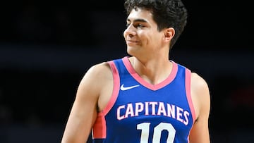 Imagen de Esteban Roacho, jugador mexicano de Capitanes CDMX, con uniforme azul y rosa.