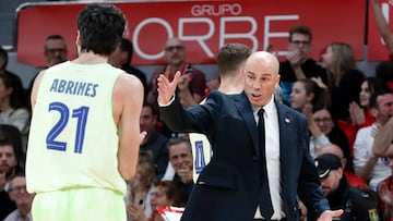 El entrenador del Bar?a Joan Pe?arroya durante el partido de la jornada 11 de la Liga Endesa de Baloncesto que Casademont Zaragoza y Bar?a disputan este domingo en el pabell車n Pr赤ncipe Felipe, en Zaragoza.
