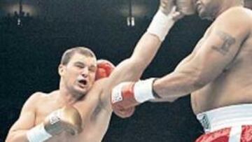 <b>VISTO Y NO VISTO. </b>Zbikowski noquea a Robert Bell en Nueva York.