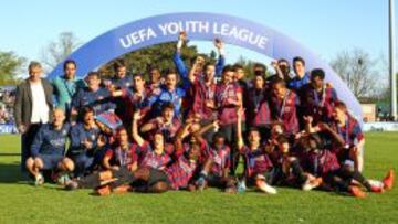 Los juveniles del Barcelona posan con el trofeo.
