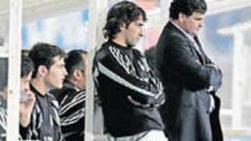 <b>EL FIN DE CAMACHO. </b>Raúl y el míster, hundidos tras el 1-0 de 2004.