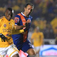 Detienen a Julián Quiñones y llega tarde a entrenamiento