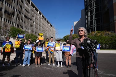 Miles de personas protestan en Los Angeles en contra del ICE  (Servicio de Inmigración y Control de Aduanas) desplegado Minesota. Jane Fonda en la protesta.