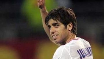 <b>DOS AÑOS MÁS.</b> Juninho Pernambucano ha renovado su contrato con los campeones franceses otras dos temporadas.