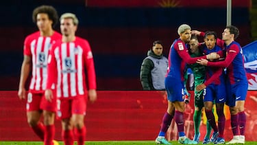 Los jugadores del FC Barcelona celebran su victoria al término del partido correspondiente a la jornada 15 de LaLiga que disputan FC Barcelona y Atlético de Madrid este domingo en el Estadio Olímpico de Barcelona.