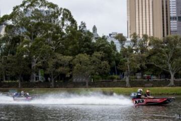 Los pilotos de Red Bull Racing Daniel Ricciardo y Max Verstappen participan en una carrera de botes de velocidad en el río Yarra.