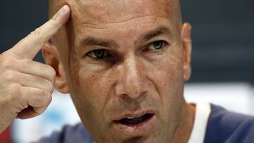 GRA100. MADRID, 13/05/2017.-El técnico francés del Real Madrid, Zinedine Zidane, durante la rueda de prensa que ofreció tras el entrenamiento realizado hoy en la Ciudad Deportiva de Valdebebas donde el conjunto blanco prepara el partido de la penúltima jornada de Liga que disputa mañana ante el Sevilla en el Santiago Bernabéu. EFE/Mariscal
