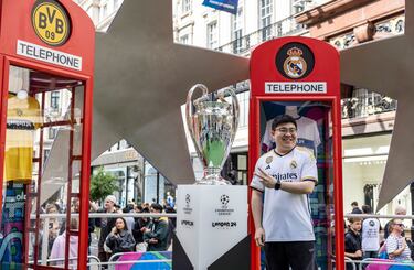 Desde Trafalgar Square hasta Regent Street, los dos grandes puntos de interés para aficionados y turistas, los escudos, banderas y pancartas del Real Madrid y Borussia de Dortmund adornan las calles londinenses.