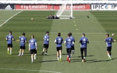 Gran ambiente entre los jugadores del Real Madrid durante el entrenamiento.