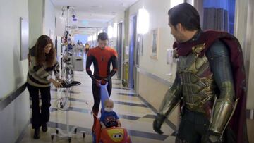 Las estrellas de la próxima película de Marvel, Tom Holland, Zendaya y Jake Gyllenhaal, firmaron aurógrafos y se tomaron fotos con niños que están internados en un hospital.