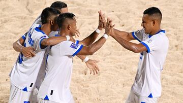 El Salvador celebra una de sus anotaciones ante Brasil