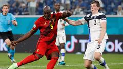 TOPSHOT - Belgium&#039;s forward Romelu Lukaku (L) shoots to score their second goal during the UEFA EURO 2020 Group B football match between Finland and Belgium at Saint Petersburg Stadium in Saint Petersburg, Russia, on June 21, 2021. (Photo by Anatoly Maltsev / POOL / AFP)