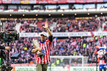 La alegría de Jorge Martín durante su homenaje en el Metropolitano