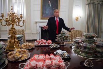 Debido al cierre parcial del gobierno estadounidense, que ha dejado sin chefs a la Casa Blanca, Donald Trump ha recibido con comida rápida al equipo campeón de Fútbol Americano Universitario Clemson Tigers.