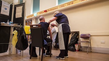 El "fantástico" logro de Reino Unido con la vacuna