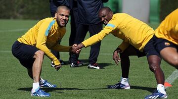 Dani Alves y Éric Abidal.