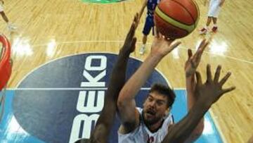 <b>IMPONENTE. </b>Boateng nada puede hacer para que Marc Gasol anote. El pívot español cuajó un sensacional partido con 18 puntos y 11 rebotes contra Gran Bretaña.