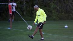 Sergio Pellicer juega con un bal&oacute;n durante un entrenamiento en Alhaur&iacute;n el Grande.