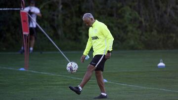 Sergio Pellicer juega con un bal&oacute;n durante un entrenamiento en Alhaur&iacute;n el Grande.