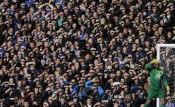 El portero del Everton, Tim Howard, se protege del sol al igual que los seguidores en el partido contra el Tottenham Hotspur.