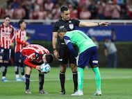 Armando Gonzalez of Guadalajara and Keylor Navas of Pumas during the 13th round match between Guadalajara and Pumas UNAM as part of the Liga BBVA MX Varonil, Torneo Clausura 2026 at Akron Stadium, on April 05, 2026 in Guadalajara, Jalisco, Mexico.