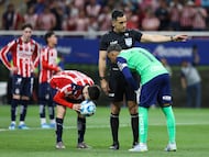 Armando Gonzalez of Guadalajara and Keylor Navas of Pumas during the 13th round match between Guadalajara and Pumas UNAM as part of the Liga BBVA MX Varonil, Torneo Clausura 2026 at Akron Stadium, on April 05, 2026 in Guadalajara, Jalisco, Mexico.