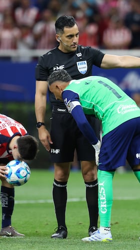 Armando Gonzalez of Guadalajara and Keylor Navas of Pumas during the 13th round match between Guadalajara and Pumas UNAM as part of the Liga BBVA MX Varonil, Torneo Clausura 2026 at Akron Stadium, on April 05, 2026 in Guadalajara, Jalisco, Mexico.