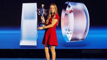 La tenista danesa Caroline Wozniacki posa con el t¨ªtulo de campeona del Open de Australia 2018.