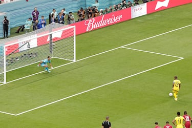 Tras el primer gol anulado, Enner Valencia, con calma desde los 11 metros, engaña al meta qatarí que se vence al lado contrario y adelanta a Ecuador. Enner Valencia ha marcado el primer gol y el primer gol anulado de este Mundial.
