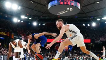 Serge Ibaka, Álex Abrines y Dzanan Musa pelean por un balón en el Clásico del Palau de esta temporada en la Euroliga.
