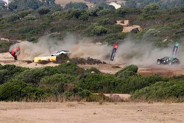 El piloto madrileño sufrió un tremendo accidente al ser embestido por el piloto Johan Kristofferson durante el Rally de Cerdeña. Sainz, pudo salir por su propio pie. 