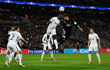 Sergio Ramos con Davinson Sánchez.