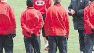 <b>UNIÓN. </b>Los jugadores más representativos de la plantilla se reunieron ayer con la cúpula rojiblanca.