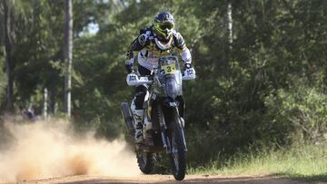 ASU06. ATYR&Aacute; (PARAGUAY), 02/01/2017.- El chileno Pablo Quintanilla conduce su motocicleta Husqvarna hoy, lunes 2 de enero de 2017, durante la primera etapa del Rally Dakar 2017, entre Atyr&aacute; y Nueva Colombia, en Paraguay. EFE/David Fern&aacute;ndez