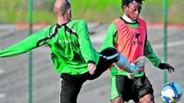 <b>DOS MÁS. </b>El Racing pierde, sancionados, a Serrano, Moral y Oriol para El Molinón, pero ya cuenta con Memé Tchite y Gonzalo Colsa.