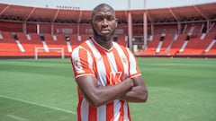 Koné posa con la camiseta del Almería.