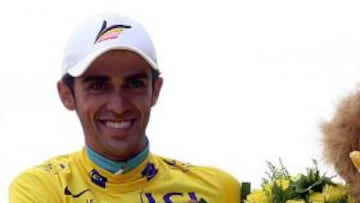 <b>TODO UN LEÓN. </b>Alberto Contador recibió en el podio de los Campos Elíseos su tercer trofeo como campeón del Tour de Francia y el león de peluche de la carrera.