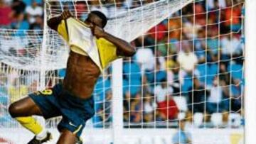 <b>LAMENTO CAMERUNÉS. </b>Samuel Etoo se desespera tras perdonar una de las jugadas de gol de que dispuso en la segunda parte ante el marco de Juan Pablo.