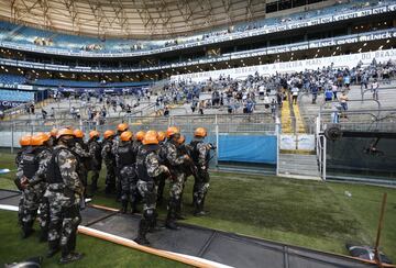 Los radicales del Gremio saltaron al terreno de juego durante el encuentro frente a la Sociedade Esportiva Palmeiras. Los asaltantes destrozaron el VAR como protesta de la derrota. 