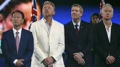 Michael Chang, Boris Becker, Jim Courier y John McEnroe durante la ceremonia de entrada de Andy Roddick, Kim Clijsters y Monique Kalkman-van den Bosch en el Tennis Hall of Fame.