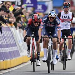 Pogacar se disculpa con Van Baarle tras su enfado en Flandes