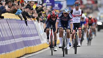 El ciclista esloveno Tadej Pogacar reacciona tras ser cerrado en el esprint del Tour de Flandes 2022.