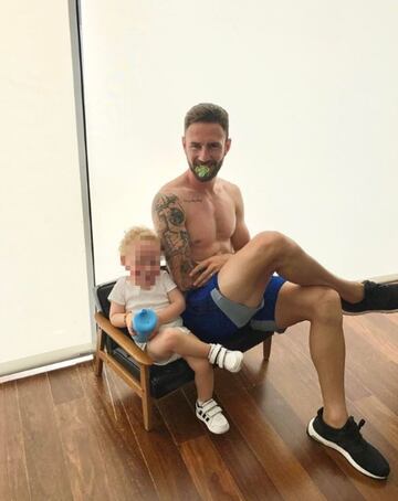 Layún posa con su hijo mayor, Mateo Layún.