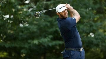 Dustin Johnson golpea una bola durante la &uacute;ltima jornada del The Northern Trust en el TPC Boston de Norton, Massachusetts.