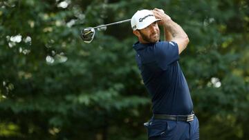 Dustin Johnson golpea una bola durante la última jornada del The Northern Trust en el TPC Boston de Norton, Massachusetts.