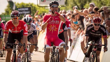 Nacer Bouhanni lanza una combinaci&oacute;n de pu&ntilde;os para celebrar su victoria en Saint-Vulbas ante Debusschere (izquierda) y Bennett (derecha).