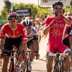 Bouhanni rinde tributo a Ali en un día cómodo para Contador