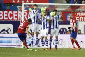 Lanzamiento de falta de Koke. 